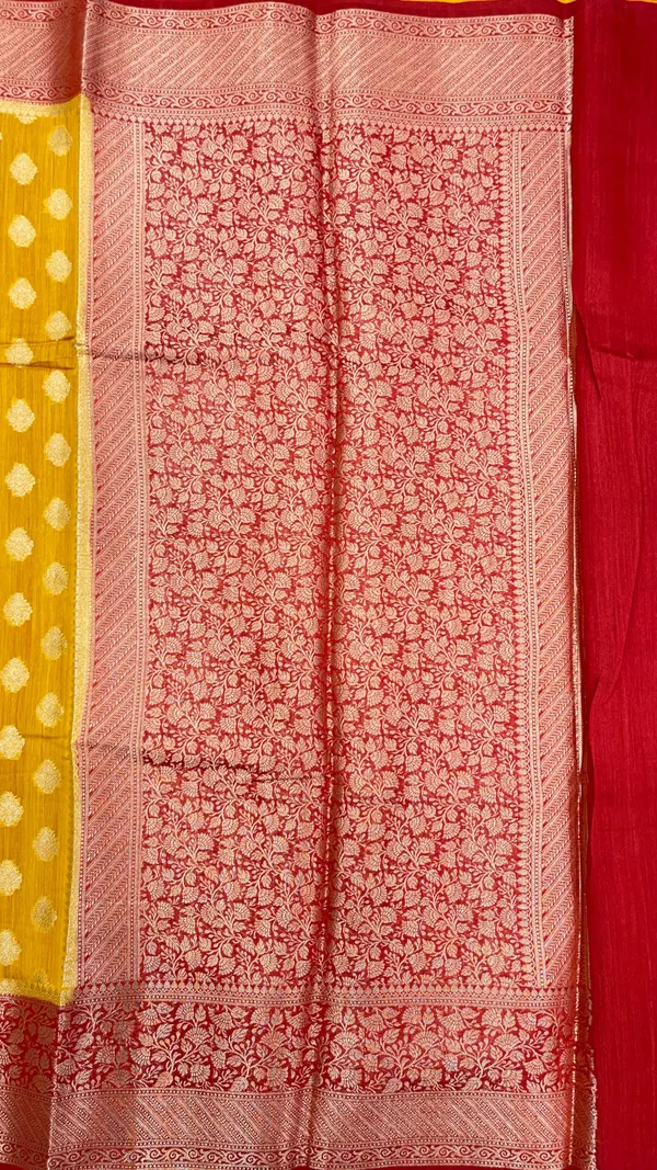Humairah_Pure_Handloom_Gold_Munga_Silk_Floral_Gold_Zari_Booti_with_Contrast_Maroon_Floral_Jaal_Pallu_Skirt_Dual_Shade_Zari_Border_with_Maroon_Blouse