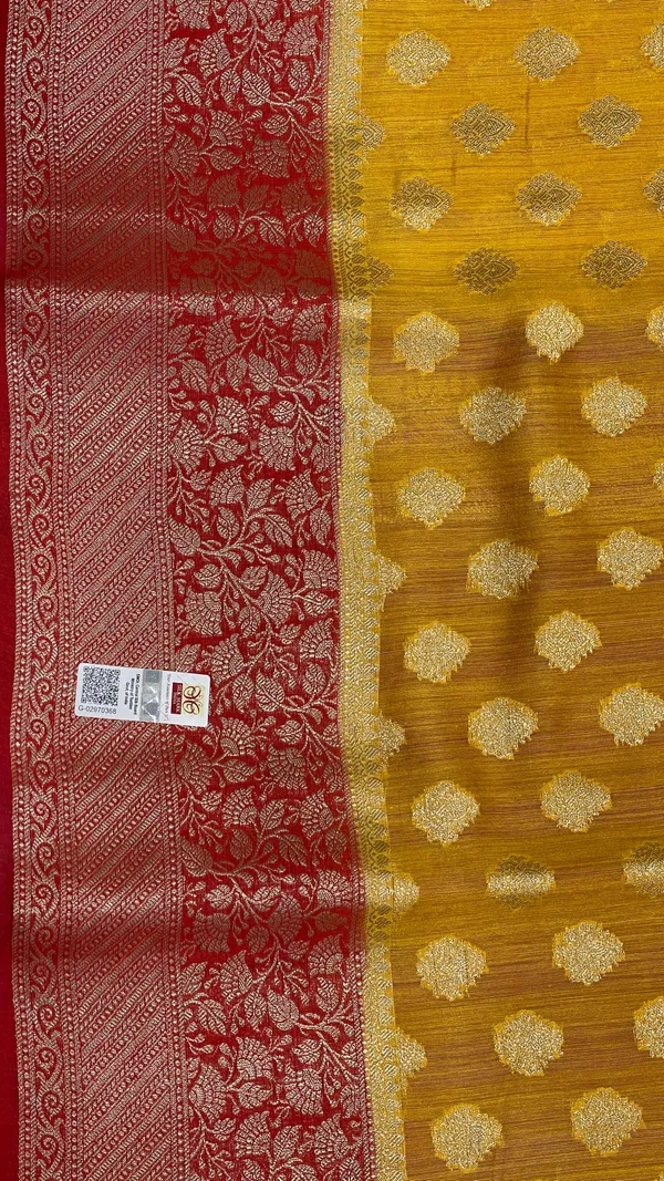 Humairah_Pure_Handloom_Gold_Munga_Silk_Floral_Gold_Zari_Booti_with_Contrast_Maroon_Floral_Jaal_Pallu_Skirt_Dual_Shade_Zari_Border_with_Maroon_Blouse