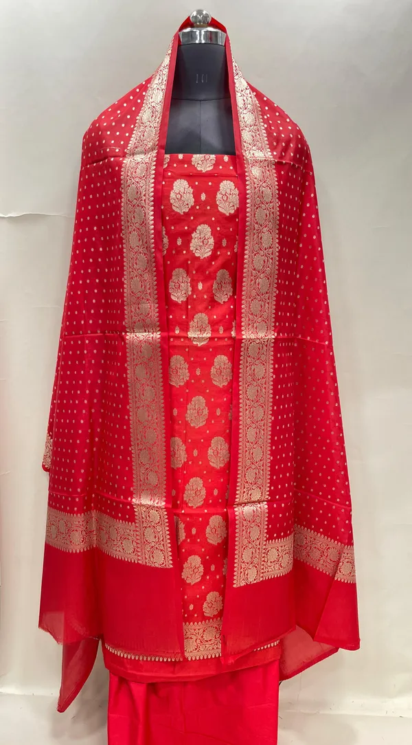 Humairah_Red_Semi_Georgette_Floral_Silver_Zari_Booti_3_pcs_Suit_set_with_Plain_Bottom_and_Chunri_Zari_Booti_Red_Dupatta