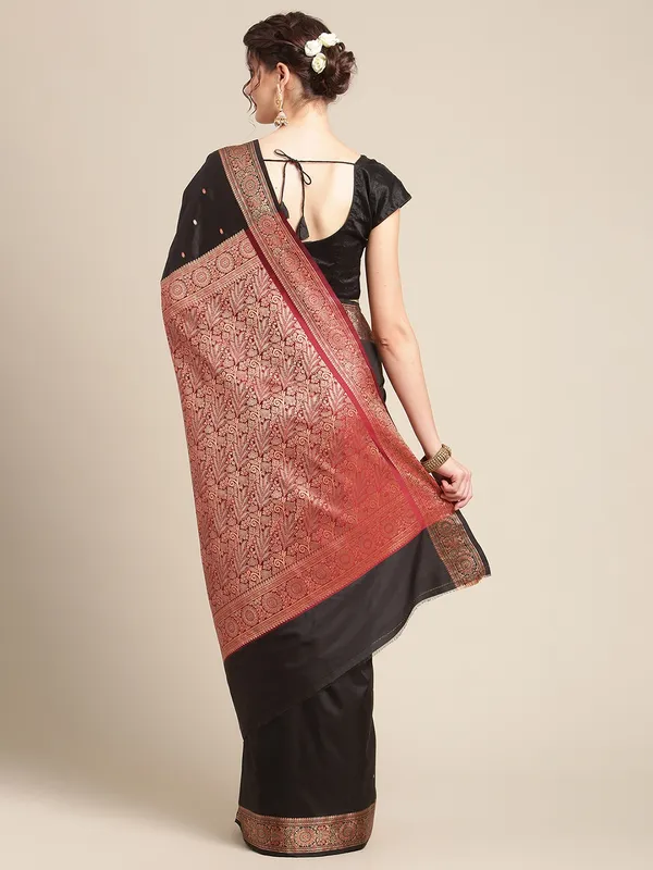 Humairah_Handwoven_Black_Valkalam_Katan_Silk_Booti_Border_With_Maroon_Blouse_Banarasi_Saree