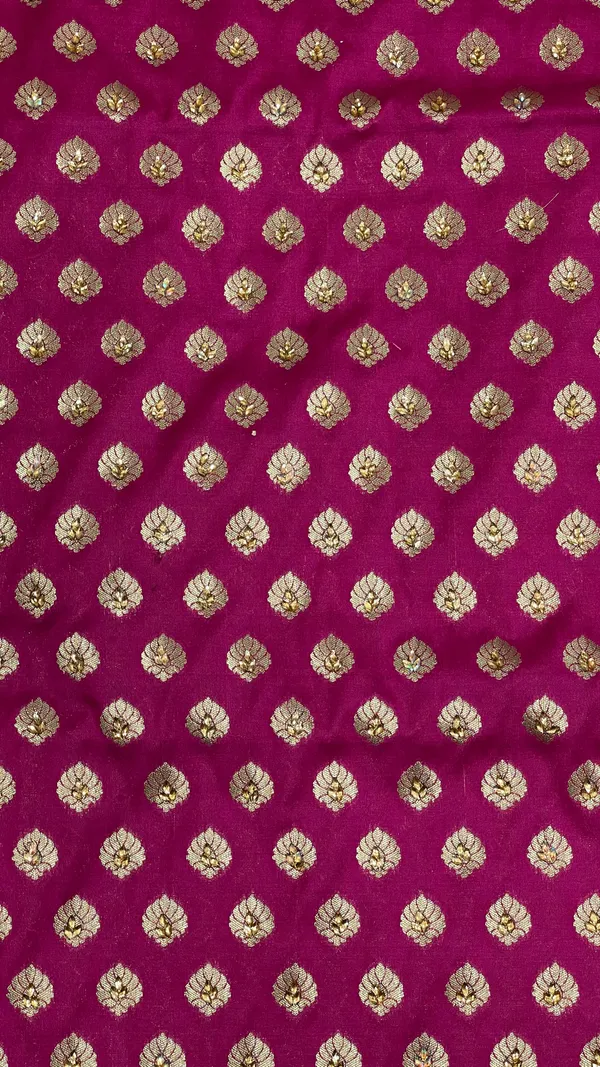 Humairah_Presents_Magenta_Satin_Silk_Floral_Zari_Booti_Heavy_Stone_Work_Banarasi_Saree_with_Lehariya_Pallu_and_Magenta_Blouse