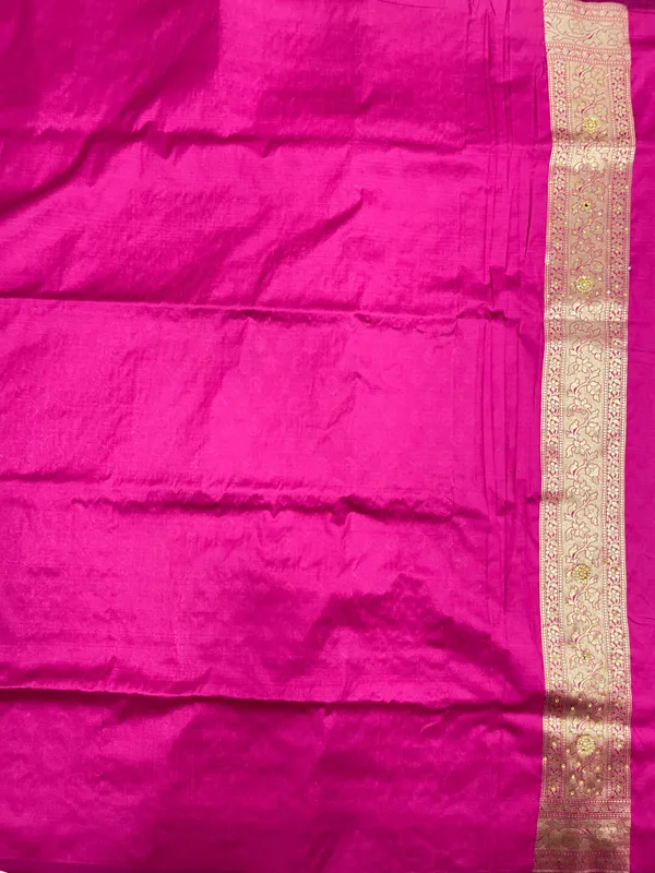 Humairah_Presents_Magenta_Satin_Silk_Floral_Zari_Booti_Heavy_Stone_Work_Banarasi_Saree_with_Lehariya_Pallu_and_Magenta_Blouse