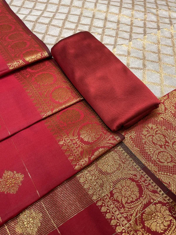 Off_White_Cotton_Silk_Manarasi_3_pcs_Suit_Set__with_Contrast_Maroon_Dupatta_650ASD_CS9
