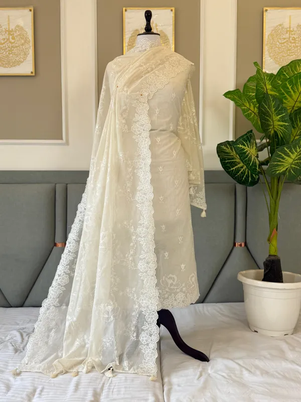 Off_White_Mal_Chanderi_Embroidery_Daman_Booti_Banarasi_Suit_With_Embroidery_Jaal_Dupatta_180Pnj_Mle3