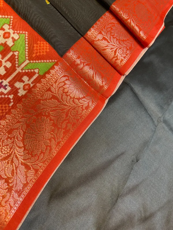 Black_Plain_Mercerised_Silk_Banarasi_Suit_Set_with_Contrast_Red_Digital_Print_Dupatta_650SKL_MS2