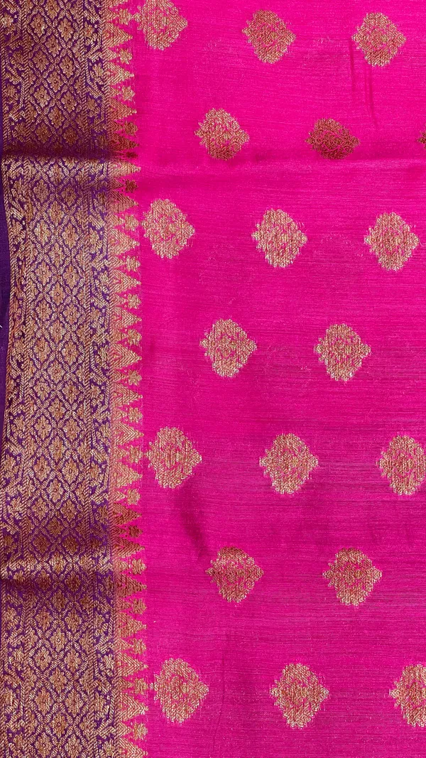 Humairah_Pure_Handloom_Magenta_Munga_Silk_Floral_Copper_Zari_Booti_with_Contrast_Purple_Banarasi_Floral_Pallu_Zari_Border_and_Purple_Blouse