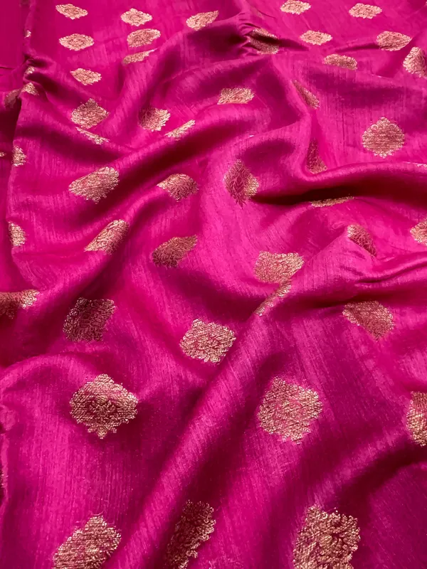 Humairah_Pure_Handloom_Magenta_Munga_Silk_Floral_Copper_Zari_Booti_with_Contrast_Purple_Banarasi_Floral_Pallu_Zari_Border_and_Purple_Blouse