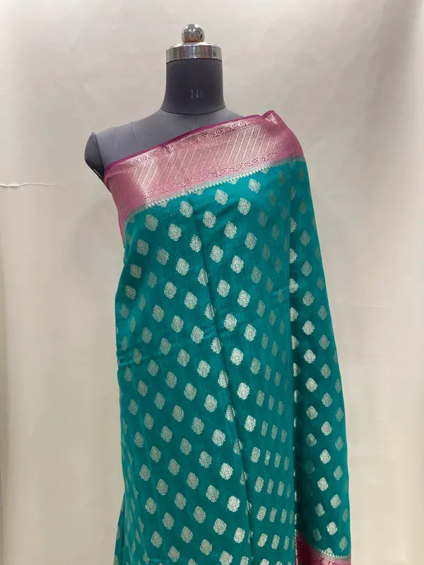 Humairah_Pure_Handloom_Bottle_Green_Munga_Silk_Floral_Gold_Zari_Booti_with_Contrast_Purple_Floral_Jaal_Pallu_Skirt_Dual_Shade_Zari_Border_with_Purple_Blouse