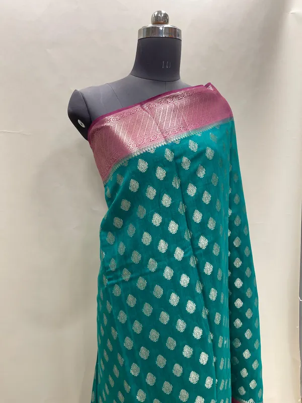 Humairah_Pure_Handloom_Bottle_Green_Munga_Silk_Floral_Gold_Zari_Booti_with_Contrast_Purple_Floral_Jaal_Pallu_Skirt_Dual_Shade_Zari_Border_with_Purple_Blouse