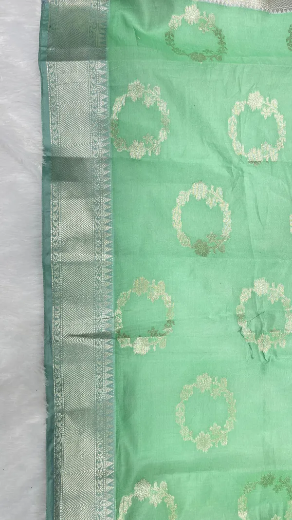 Green_Cotton_Water_Ring_Zari_Booti_Banarasi_Saree_JVC_4