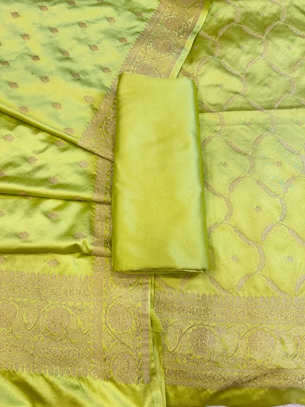 Green_Mashru_Silk_Floral_Zari_Booti_with_Zari_Jaal_Dupatta_Handloom_Banarasi_3_pcs_Suit_Set_3000AJ_MSR8