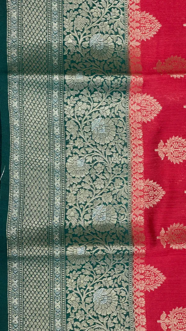 Humairah_Pure_Handloom_Red_Munga_Silk_Floral_Gold_Zari_Booti_with_Contrast_Green_Floral_Jaal_Pallu_Skirt_Dual_Shade_Mina_Zari_Border_with_Green_Blouse