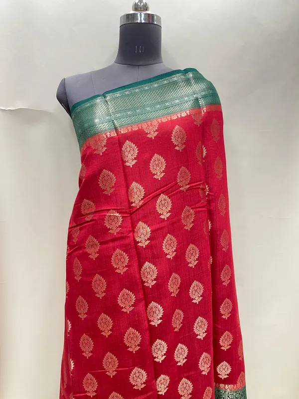 Humairah_Pure_Handloom_Red_Munga_Silk_Floral_Gold_Zari_Booti_with_Contrast_Green_Floral_Jaal_Pallu_Skirt_Dual_Shade_Mina_Zari_Border_with_Green_Blouse