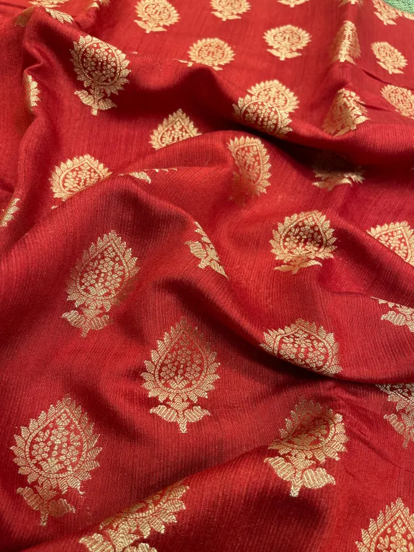Humairah_Pure_Handloom_Red_Munga_Silk_Floral_Gold_Zari_Booti_with_Contrast_Green_Floral_Jaal_Pallu_Skirt_Dual_Shade_Mina_Zari_Border_with_Green_Blouse