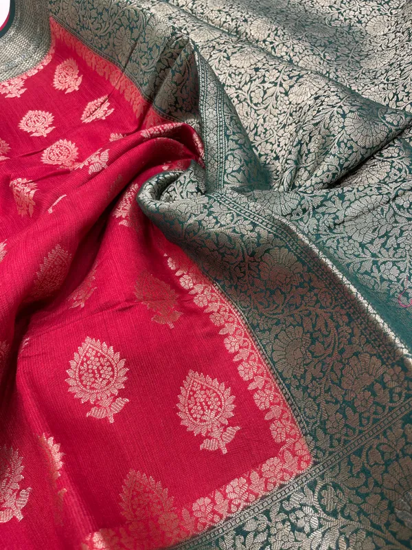 Humairah_Pure_Handloom_Red_Munga_Silk_Floral_Gold_Zari_Booti_with_Contrast_Green_Floral_Jaal_Pallu_Skirt_Dual_Shade_Mina_Zari_Border_with_Green_Blouse