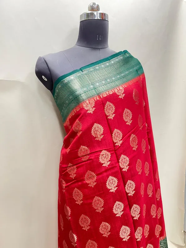 Humairah_Pure_Handloom_Red_Munga_Silk_Floral_Gold_Zari_Booti_with_Contrast_Green_Floral_Jaal_Pallu_Skirt_Dual_Shade_Mina_Zari_Border_with_Green_Blouse
