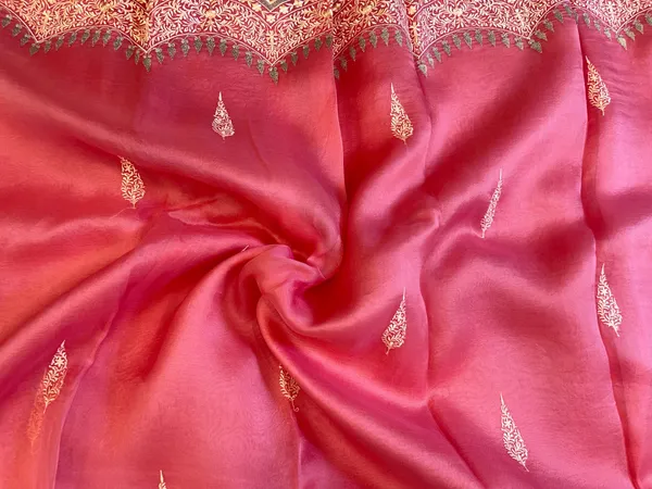 Pure_Handloom_Dark_Pink_Kora_Organza_Floral_Resham_Zari_Booti_Embroidered_Border_Banarasi_Saree_450AJ_ME2