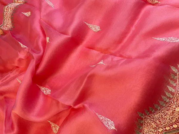 Pure_Handloom_Dark_Pink_Kora_Organza_Floral_Resham_Zari_Booti_Embroidered_Border_Banarasi_Saree_450AJ_ME2