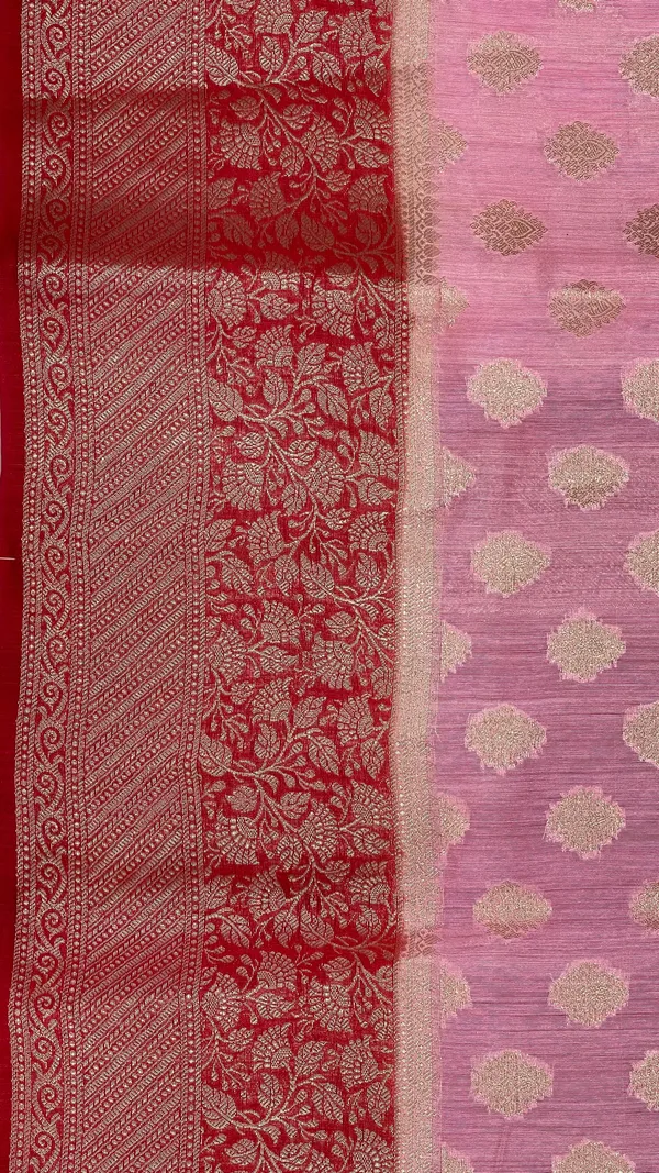 Humairah_Pure_Handloom_Baby_Pink_Munga_Silk_Floral_Gold_Zari_Booti_with_Contrast_Pink_Floral_Jaal_Pallu_Skirt_Dual_Shade_Zari_Border_with_Pink_Blouse