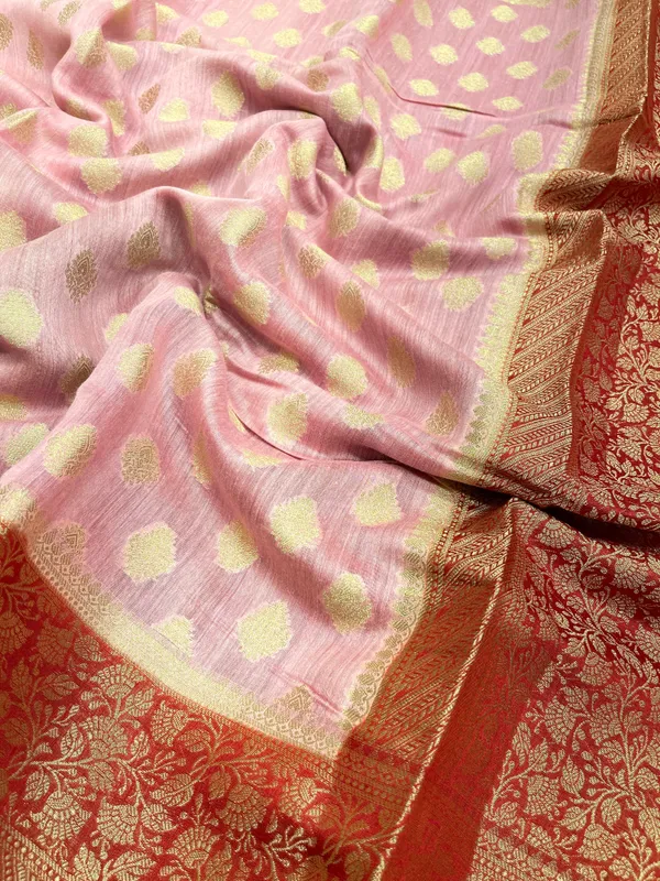 Humairah_Pure_Handloom_Baby_Pink_Munga_Silk_Floral_Gold_Zari_Booti_with_Contrast_Pink_Floral_Jaal_Pallu_Skirt_Dual_Shade_Zari_Border_with_Pink_Blouse