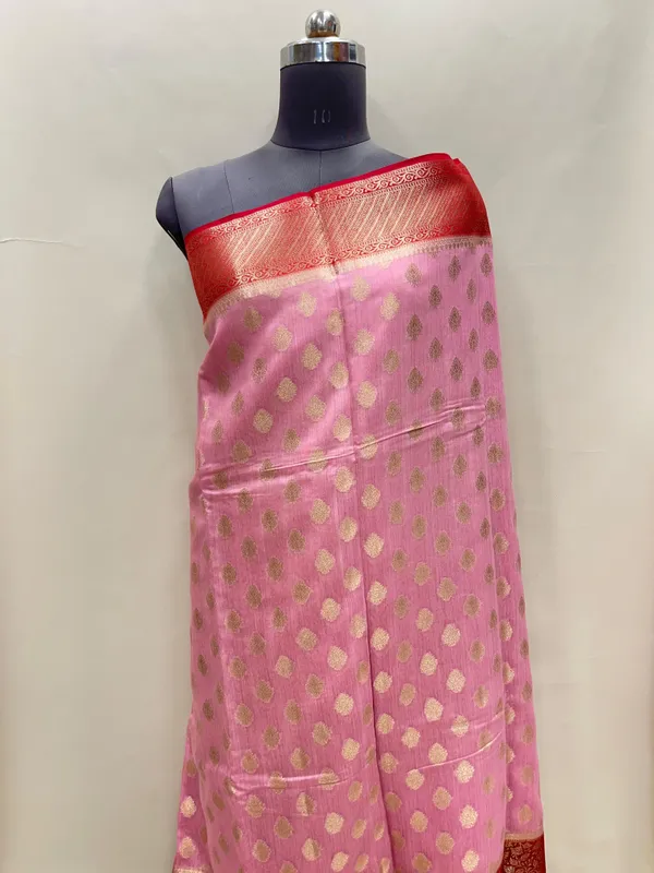 Humairah_Pure_Handloom_Baby_Pink_Munga_Silk_Floral_Gold_Zari_Booti_with_Contrast_Pink_Floral_Jaal_Pallu_Skirt_Dual_Shade_Zari_Border_with_Pink_Blouse