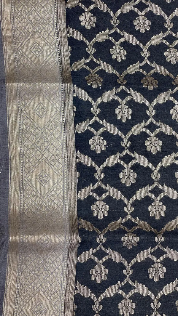 Humairah_Pure_Handloom_Black_Munga_Silk_Floral_Copper_Zari_Jaal_with_Contrast_Grey_Polka_Dot_Pallu_Skirt_Dual_Shade_Mina_Zari_Border_with_Grey_Blouse