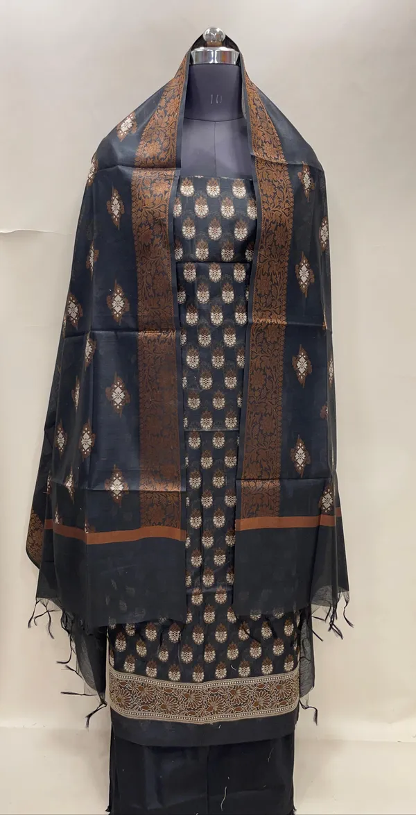 Humairah_Black_Cotton_Floral_Resham_Mina_Booti_3_pcs_Suit_set_with_Plain_Bottom_and_Resham_Zari_Mina_Floral_Boota_Black_Dupatta