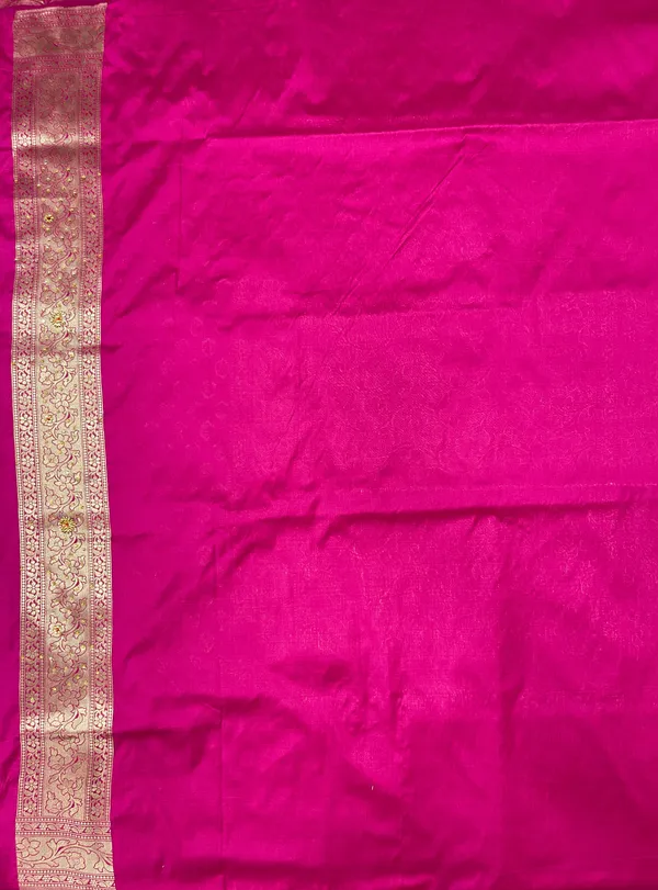 Humairah_Presents_Magenta_Satin_Silk_Floral_Zari_Booti_Heavy_Stone_Work_Banarasi_Saree_with_Lehariya_Pallu_and_Magenta_Blouse
