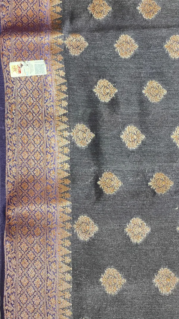 Humairah_Pure_Handloom_Black_Munga_Silk_Floral_Copper_Zari_Booti_with_Banarasi_Floral_Pallu_Zari_Border_and_Black_Blouse