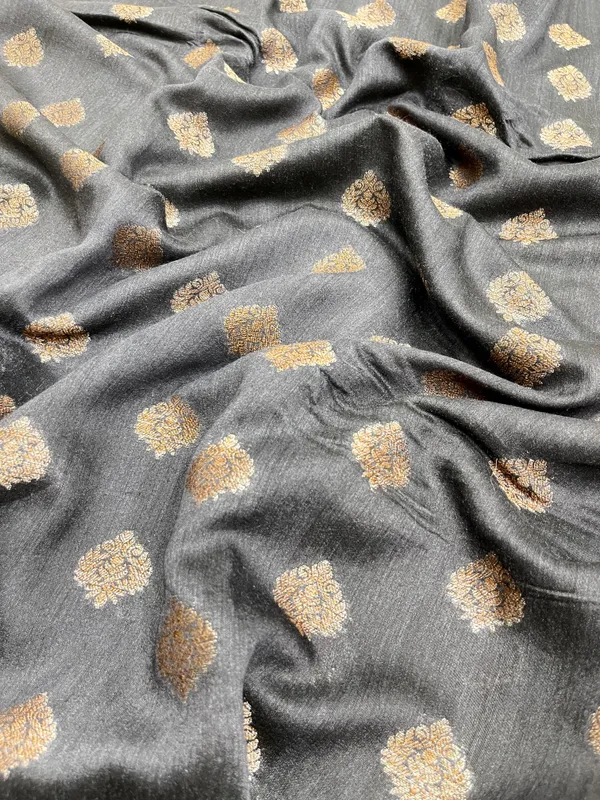Humairah_Pure_Handloom_Black_Munga_Silk_Floral_Copper_Zari_Booti_with_Banarasi_Floral_Pallu_Zari_Border_and_Black_Blouse