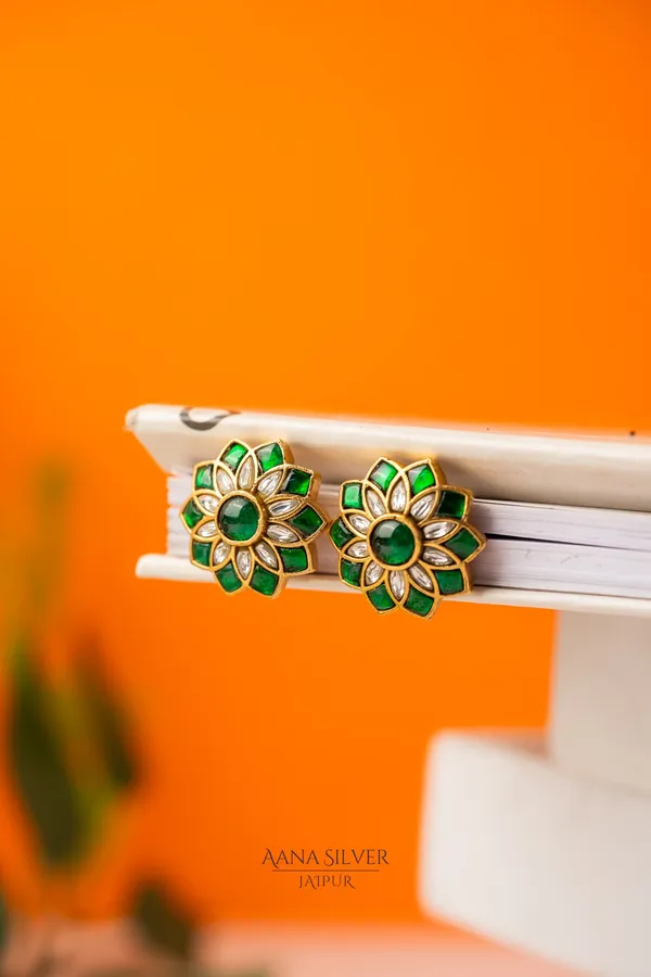Swarna_Emerald_Flower_Kundan_Earrings