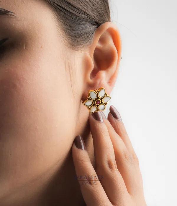 Swarna_Minimalistic_Flower_Kundan_Earrings