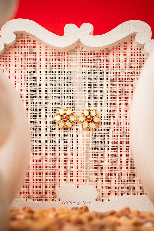 Swarna_Minimalistic_Flower_Kundan_Earrings