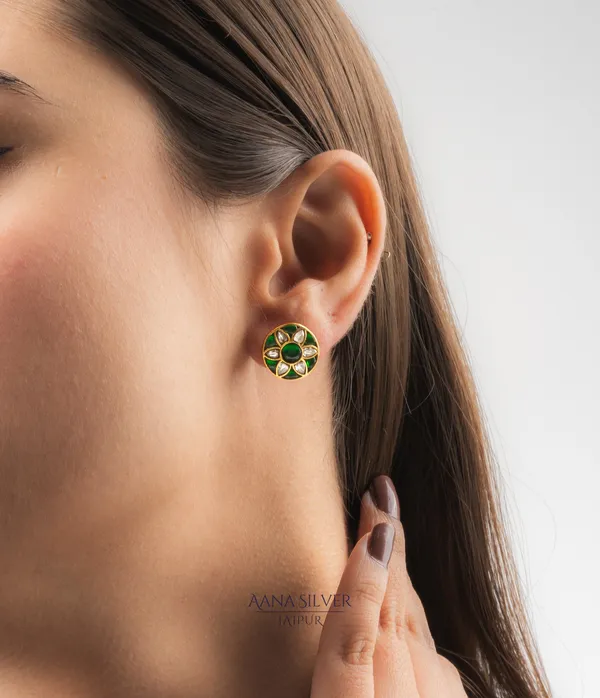 Swarna_Minimalistic_Emerald_Kundan_Earrings