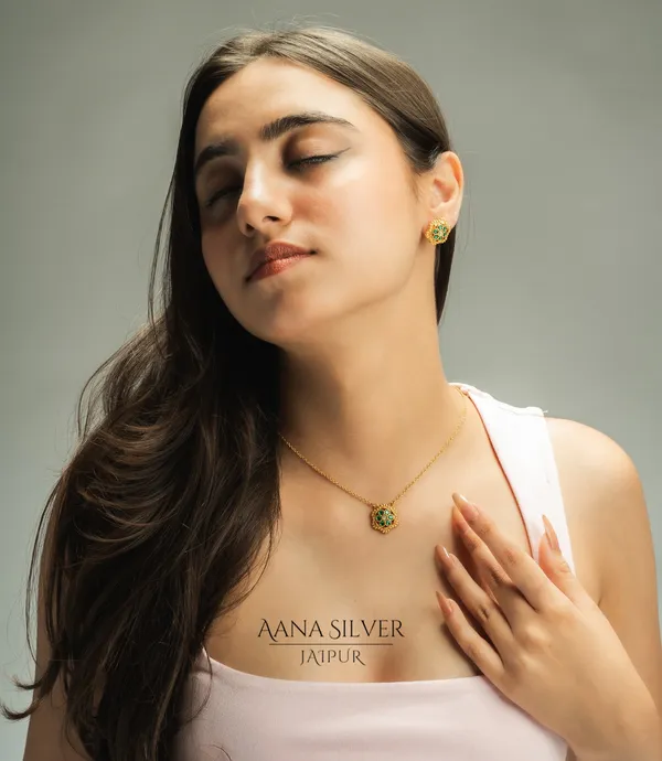 Swarna_Emerald_Quartz_Flower_Necklace_Set