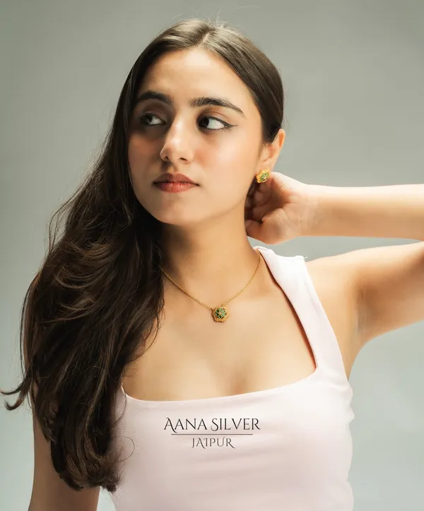 Swarna_Emerald_Quartz_Flower_Necklace_Set