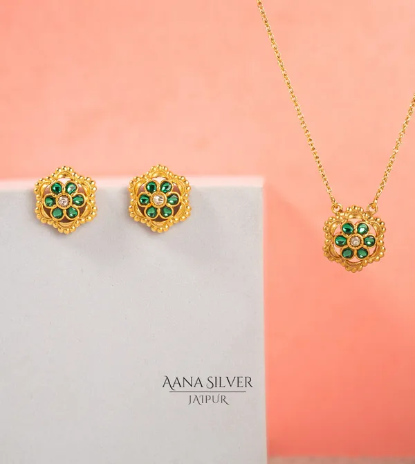 Swarna_Emerald_Quartz_Flower_Necklace_Set
