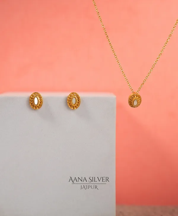 Swarna_Mother_Of_Pearls_Minimalist_Necklace_Set