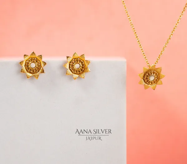 Swarna_Flower_Mother_Of_Pearls_Necklace_Set