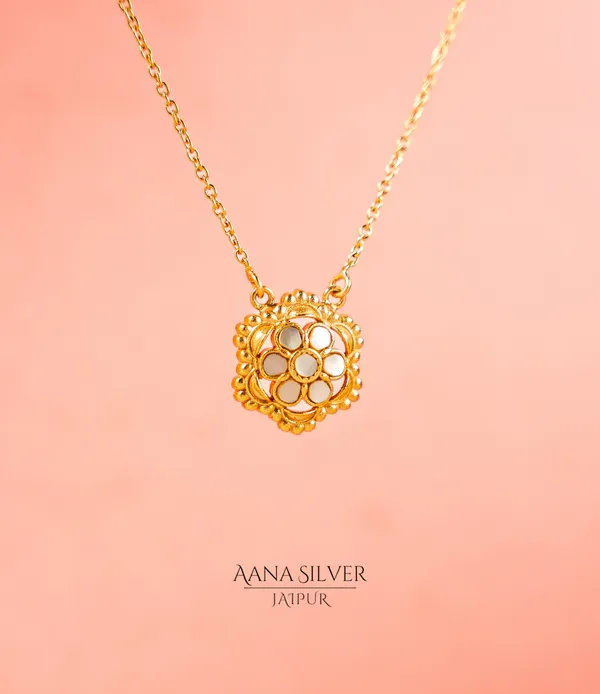 Swarna_Statement_Mother_Of_Pearls_Necklace