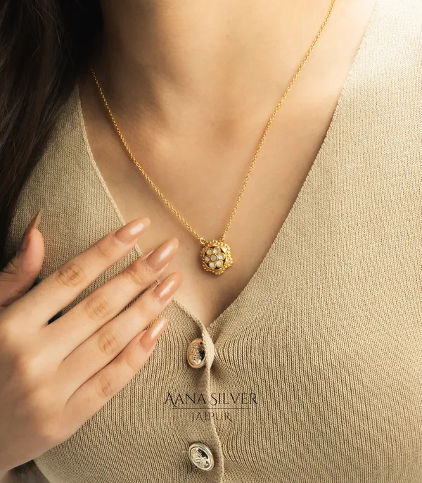 Swarna_Statement_Mother_Of_Pearls_Necklace