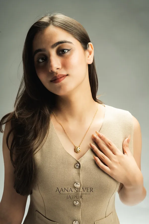 Swarna_Statement_Mother_Of_Pearls_Necklace
