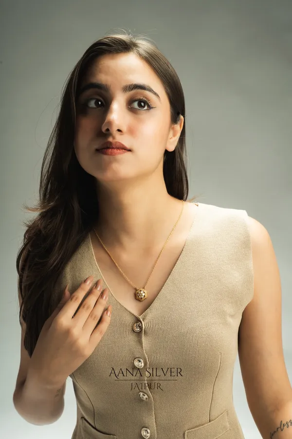 Swarna_Statement_Mother_Of_Pearls_Necklace