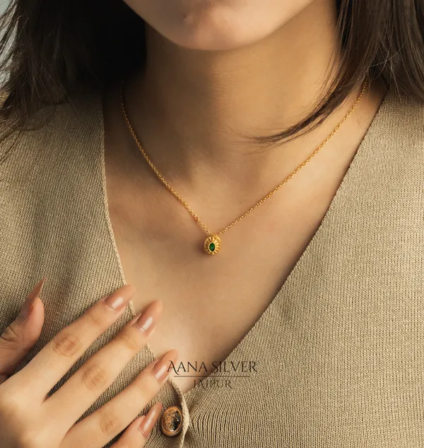 Swarna_Emerald_Minimalist_Necklace