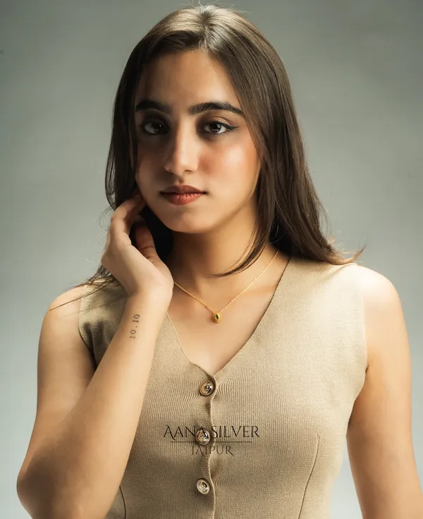Swarna_Emerald_Minimalist_Necklace