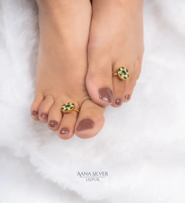 Swarna_Embossed_Emerald_Kundan_Toe_Rings
