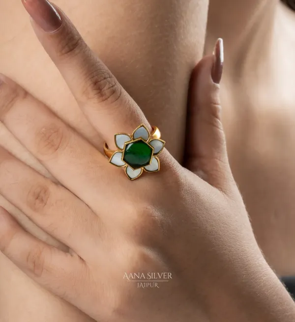 Swarna_Emerald_Mother_Of_Pearls_Kundan_Ring