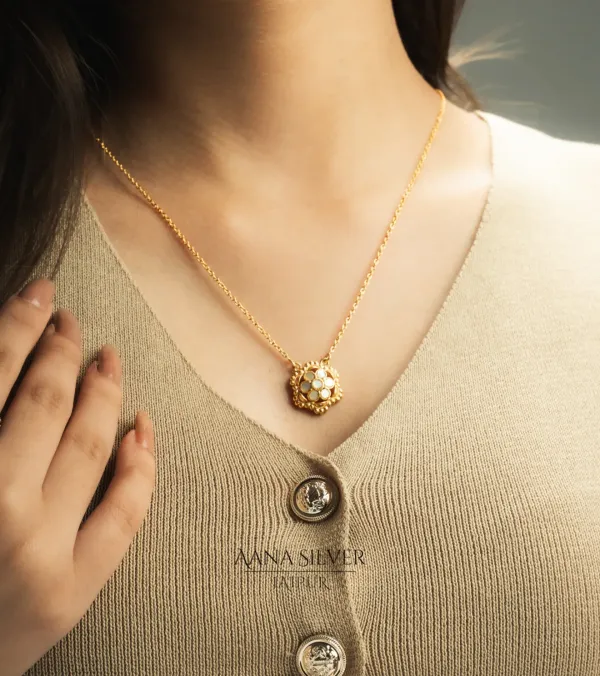Swarna_Statement_Mother_Of_Pearls_Necklace