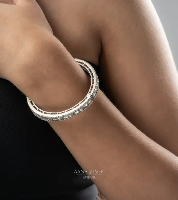 Saundarya_Royal_Traditional_Quartz_Bangle_Kada