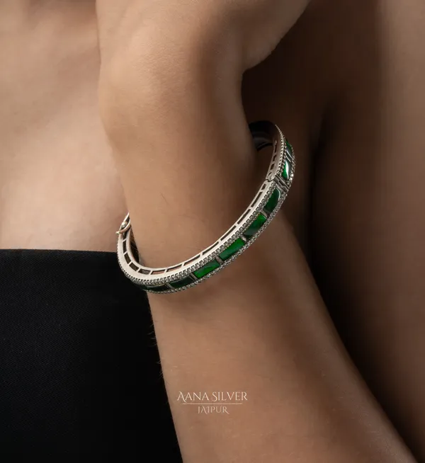 Saundarya_Royal_Emerald_Kundan_Bangle_Kada